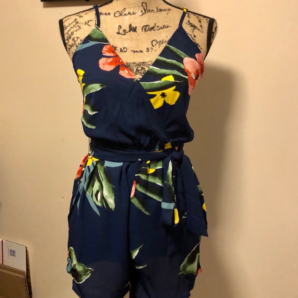 🍃1 LEFT M🎉3 for $20💕NWT Navy Trop Belted Romper - Picture 6 of 12